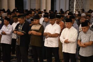 Tarawih di Masjid Raya Makassar, Pangdam Berharap Kebersamaan TNI Dengan Masyarakat Terjaga Baik