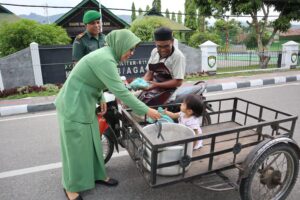 Terus Tebar Kebaikan Selama Ramadhan Prajurit dan Persit Berbagi Takjil Gratis