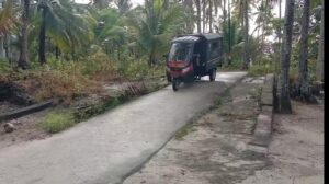 Babinsa Pulau Osi Bantu La Pou Berobat Naik Motor Ambulance TNI AD