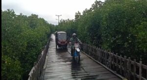 Babinsa Pulau Osi Bantu La Pou Berobat Naik Motor Ambulance TNI AD