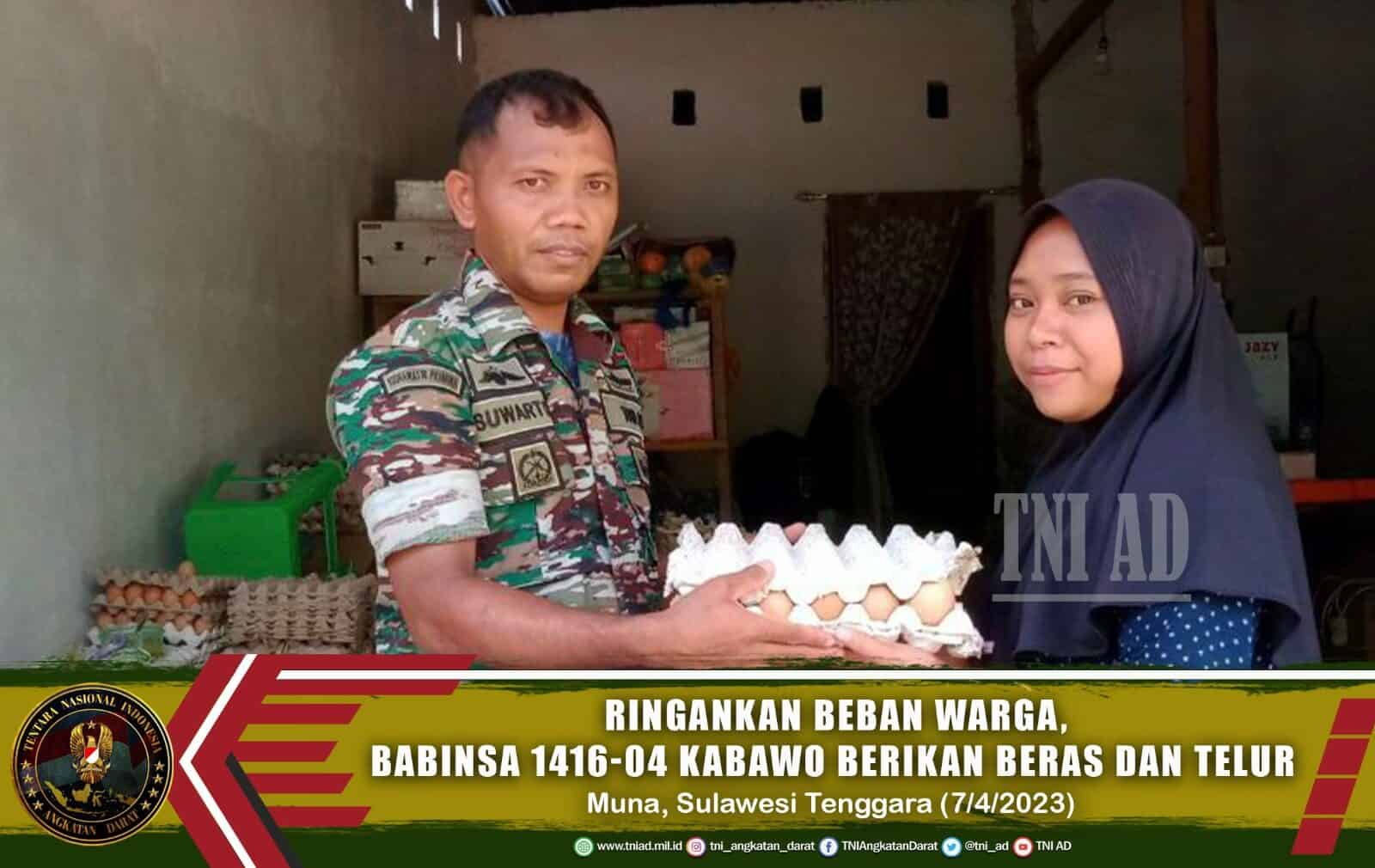 Ringankan Beban Warga, Babinsa Koramil 1416-04/Kabawo Berikan Beras dan Telur