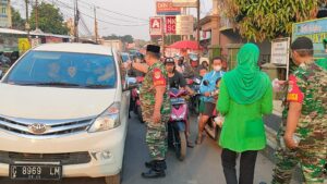 Kebersamaan Ramadhan, Koramil 0509-06/Setu Berbagi Takjil Kepada Warga