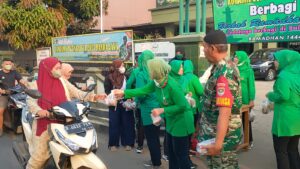 Kebersamaan Ramadhan, Koramil 0509-06/Setu Berbagi Takjil Kepada Warga