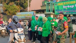 Kebersamaan Ramadhan, Koramil 0509-06/Setu Berbagi Takjil Kepada Warga