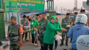 Kebersamaan Ramadhan, Koramil 0509-06/Setu Berbagi Takjil Kepada Warga