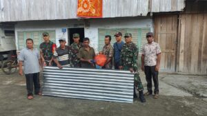 TNI Bersama Warga Peduli Antar Sesama Perbaiki Rumah di Terjang Angin