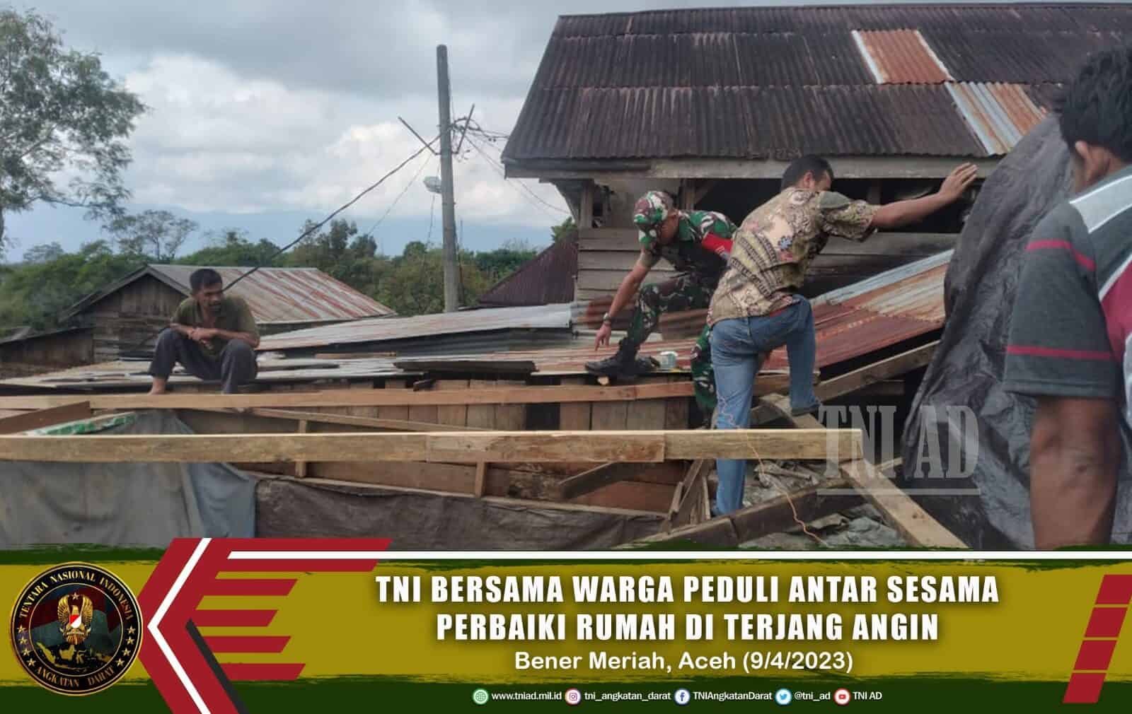 TNI Bersama Warga Peduli Antar Sesama Perbaiki Rumah di Terjang Angin