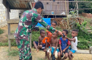 Hadirkan Keceriaan, Satgas Yonif 143/TWEJ Sambangi Anak – Anak Di Pedalaman Papua