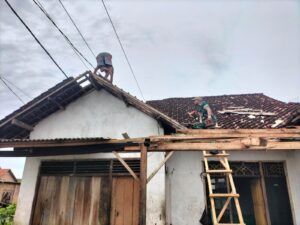 Dandim 0421/Ls Bantu Warga Terdampak Bencana Alam Angin Puting Beliung