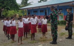 Tanamkan Disiplin, Satgas Yonif 143/TWEJ Ajarkan PBB Kepada Siswa di Perbatasan RI-PNG