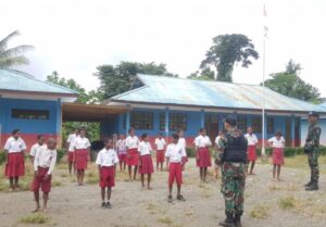 Tanamkan Disiplin, Satgas Yonif 143/TWEJ Ajarkan PBB Kepada Siswa di Perbatasan RI-PNG