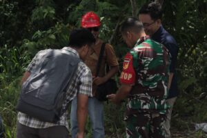 Personel Satgas Pamtas RI-MLY Yonarmed 19/105 Trk Bogani Dampingi Tim Dari BIG di Perbatasan
