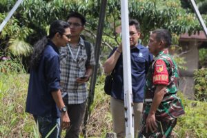 Personel Satgas Pamtas RI-MLY Yonarmed 19/105 Trk Bogani Dampingi Tim Dari BIG di Perbatasan