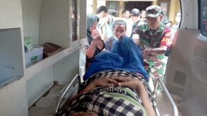 Danramil 0602-20/Pamarayan dan Babinsa Bantu Evakuasi Penderita Kanker Payudara ke Rumah Sakit