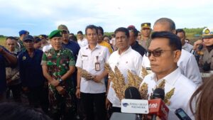 Dampingi Kepala Staf Kepresidenan RI, Dandim Sumba Timur Turut Panen Raya Sorgum di Pandawai