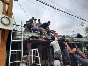 Babinsa Koramil 08//Labuan Amas Utara Bantu Evakuasi Warga Tersengat Arus Listrik