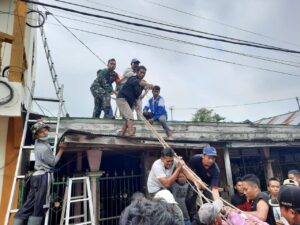 Babinsa Koramil 08//Labuan Amas Utara Bantu Evakuasi Warga Tersengat Arus Listrik