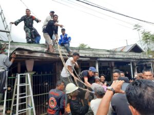 Babinsa Koramil 08//Labuan Amas Utara Bantu Evakuasi Warga Tersengat Arus Listrik