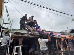 Babinsa Koramil 08//Labuan Amas Utara Bantu Evakuasi Warga Tersengat Arus Listrik