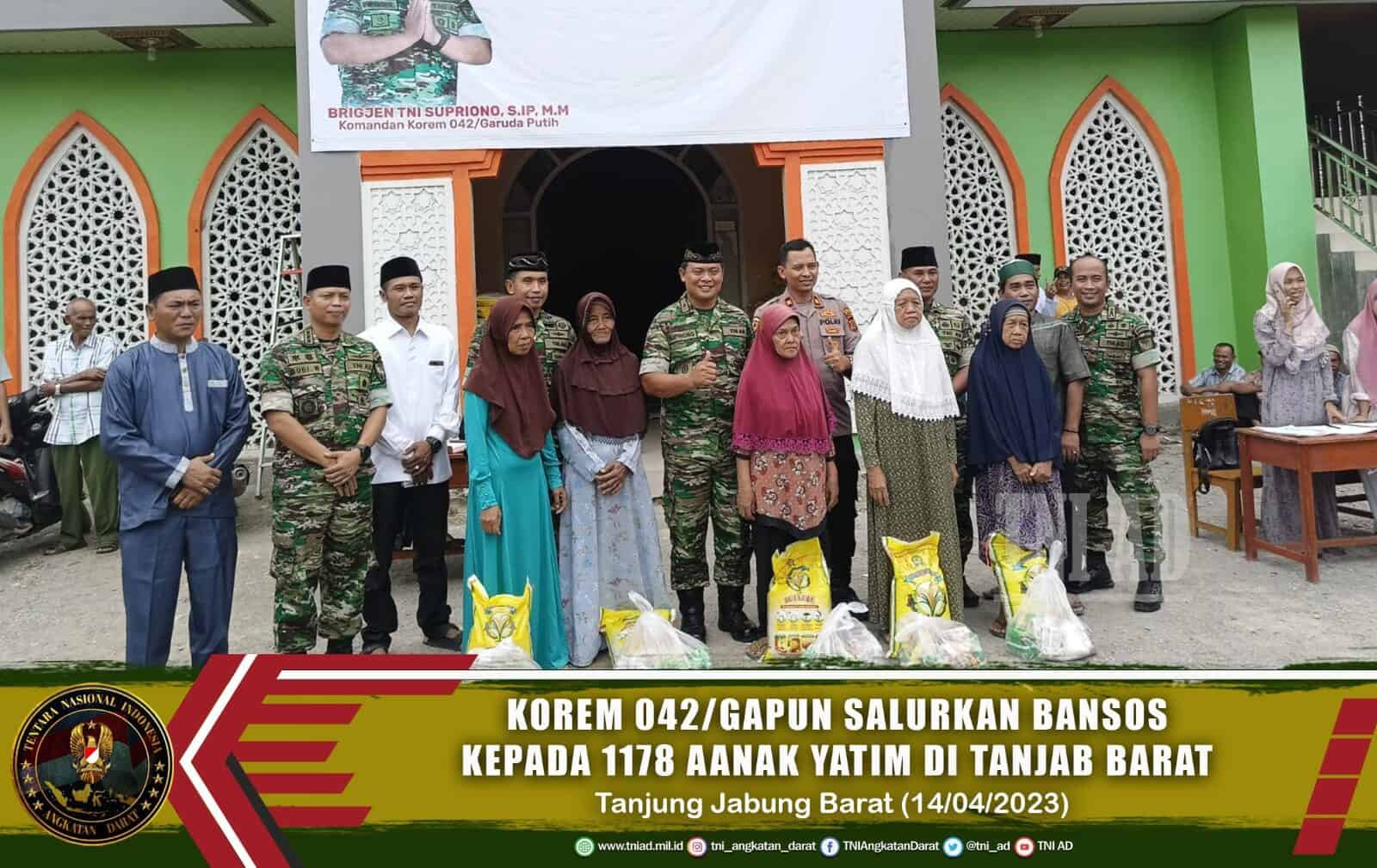 Korem 042/Gapun Salurkan Bansos Kepada 1178 Aanak Yatim di Tanjab Barat