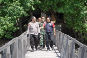 Jaga Keamanan Kawasan TNBB, Danramil Gerokgak bersama Muspika Adakan Patroli Gabungan