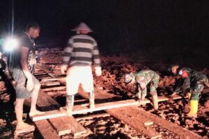 Siang Malam Babinsa Jagebob dan Masyarakat Kerja Bakti Perbaiki Jalan