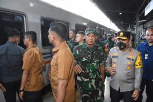 Pangdam Jaya Dampingi Menhub RI, Pastikan Kesiapan Mudik Lebaran di Stasiun Pasar Senen