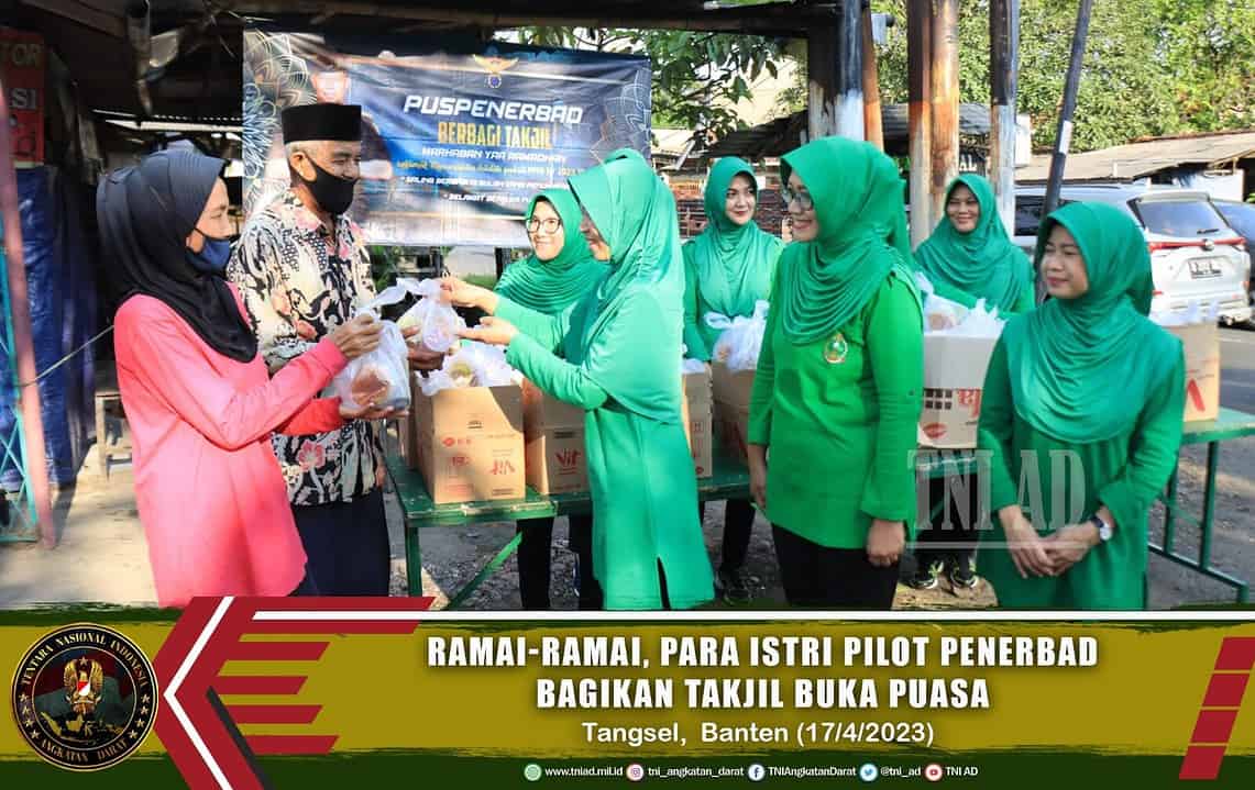 Ramai – Ramai, Para Istri Pilot Penerbad Bagikan Takjil Buka Puasa