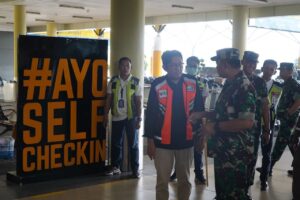 Tinjau Arus Mudik di Bandara, Danrem 042/Gapu Ingatkan Petugas Tetap Patuhi SOP