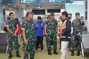 Tinjau Arus Mudik di Bandara, Danrem 042/Gapu Ingatkan Petugas Tetap Patuhi SOP