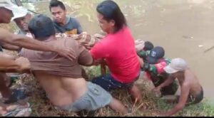 Babinsa Koramil 04/Labuan Amas Selatan Bantu Evakuasi Warga Tenggelam di Sungai