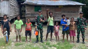 Berantas Malaria Satgas Yonif 143/TWEJ Lakukan Fogging Di Kampung Pedalaman Papua