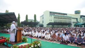 Prajurit dan Masyarakat Sholat Idul Fitri 1444 H Bersama di Makodam II/Swj