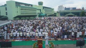 Prajurit dan Masyarakat Sholat Idul Fitri 1444 H Bersama di Makodam II/Swj