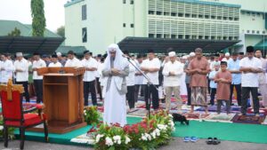 Prajurit dan Masyarakat Sholat Idul Fitri 1444 H Bersama di Makodam II/Swj