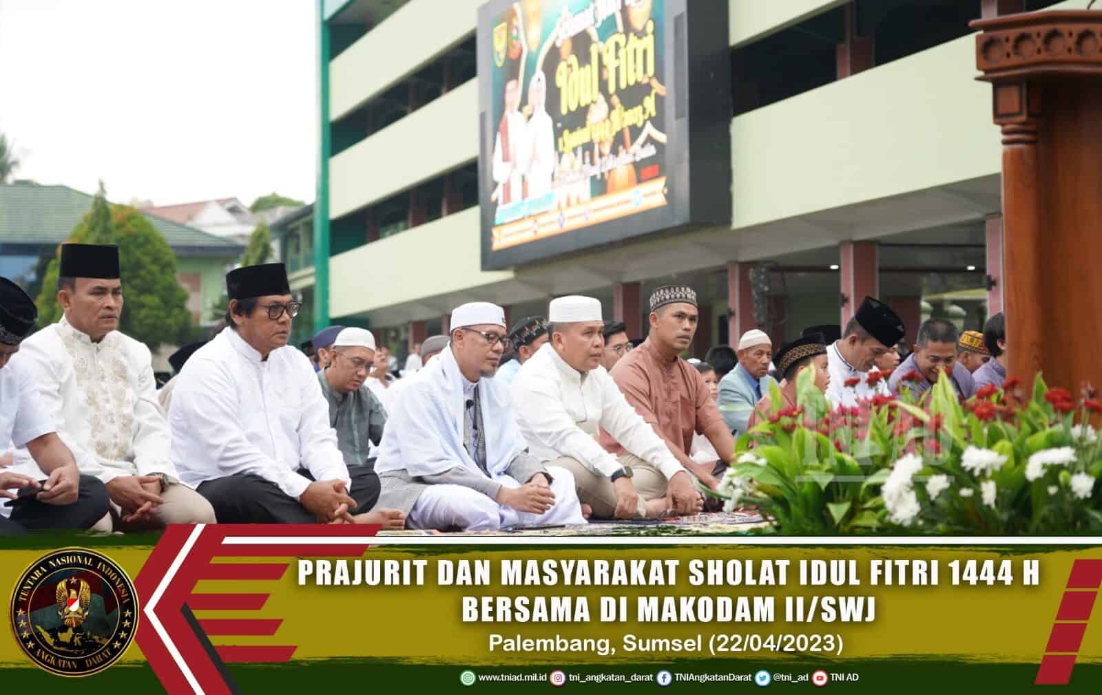 Prajurit dan Masyarakat Sholat Idul Fitri 1444 H Bersama di Makodam II/Swj