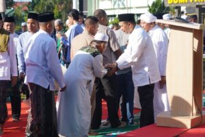Antusias Masyarakat Sholat Idul Fitri Dihalaman Markas Korem 102/ Panju Panjung