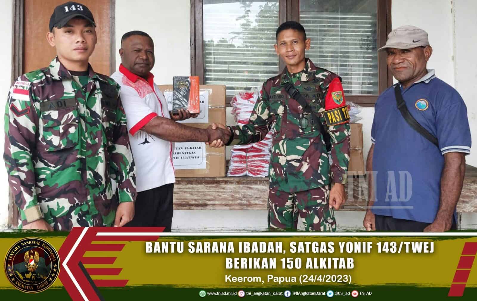 Bantu Sarana Ibadah, Satgas Yonif 143/TWEJ Berikan 150 Alkitab