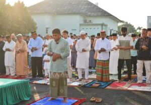 Bersama Masyarakat, Korem 043/Gatam Gelar Shalat Idul Fitri 1 Syawal 1444 H di Lapangan Makorem