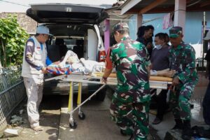 Kodim 0605/Subang Evakuasi Penderita Kanker Tidak Mampu Berobat ke RS Ciremai