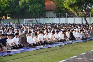 Pangdam Bersama Keluarga Besar Kodam IX/Udy Laksanakan Sholat Idul Fitri di Lapangan Makorem 163/WSA