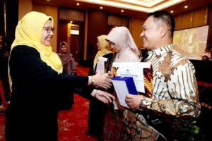 Jenderal TNI Dr. Dudung Abdurachman Sandang Predikat Lulusan Terbaik Program Doktor FEB Universitas Trisakti