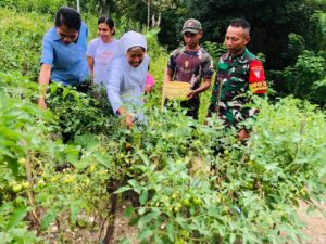 Satgas Yonkav 10/Mendagiri Berbagi Hasil Panen Kebun Kepada Warga di Desa Manamas