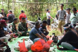 Personel Satgas Yonarmed 19/105 Trk Bogani Hadiri Acara Ritual Adat Masyarakat Di Perbatasan