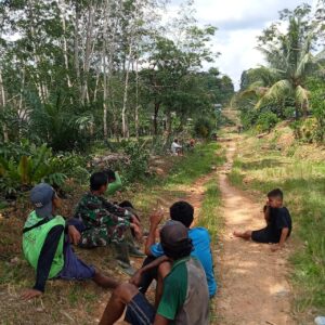 Sambut Aliran Listrik, Babinsa Koramil 04/Teweh Timur Bersama Warga Gotong Royong Bersihkan Pohon Di Desa Mampuak ll