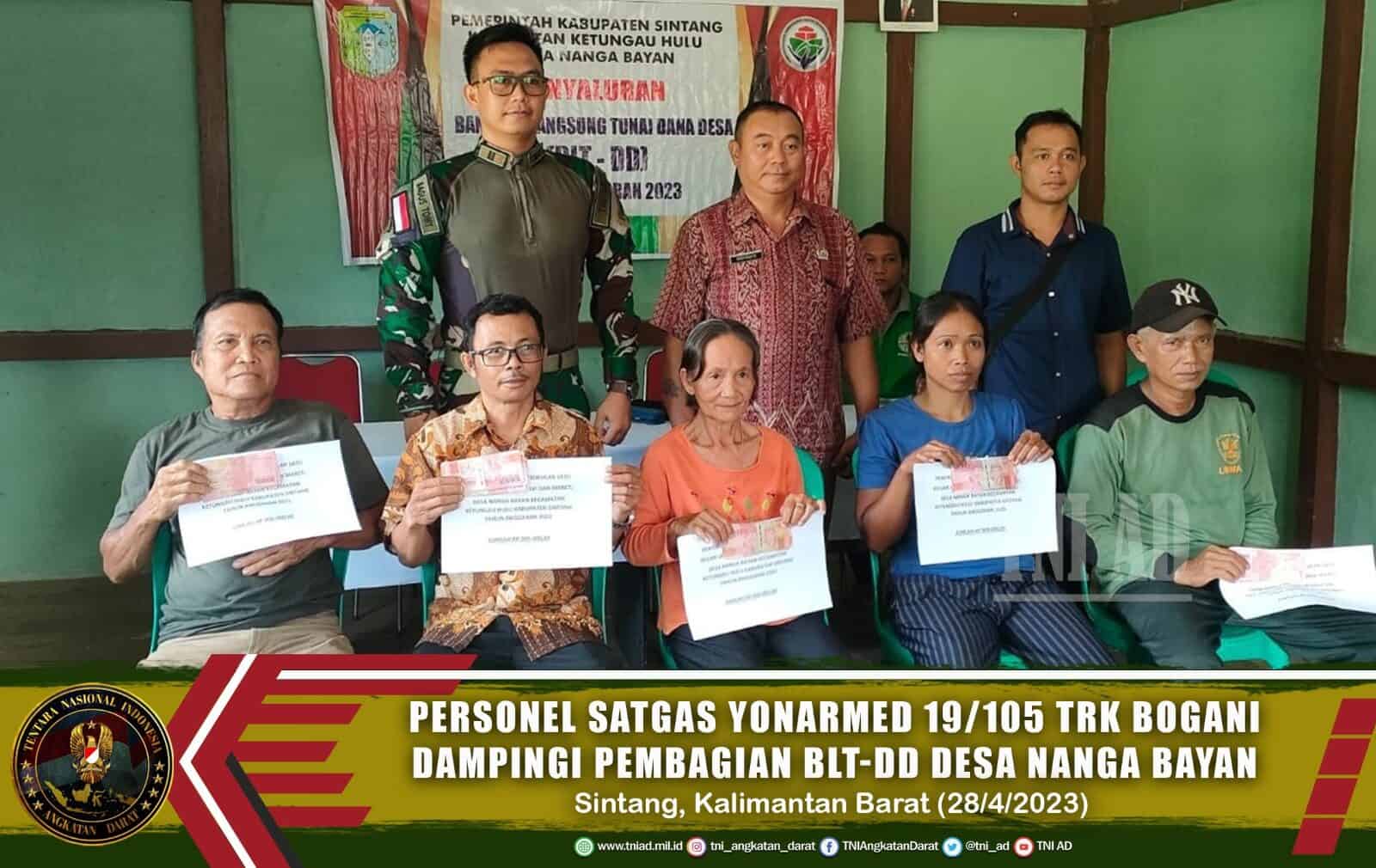 Personel Satgas Yonarmed 19/105 Trk Bogani Dampingi Pembagian BLT-DD Desa Nanga Bayan.