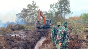 Personel Kodim 0303 Berjibaku Padamkan Karhutla di Rupat Hingga Perbatasan Bengkalis – Dumai