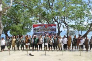 Buka Opster TNI, Danrem 151/Binaiya Tanam Pohon Mangrove