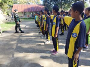 Personel Satgas Yonkav 10/Mendagiri Bantu Jadi Tenaga Pendidik SMP Di Wilayah Perbatasan