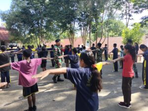 Personel Satgas Yonkav 10/Mendagiri Bantu Jadi Tenaga Pendidik SMP Di Wilayah Perbatasan